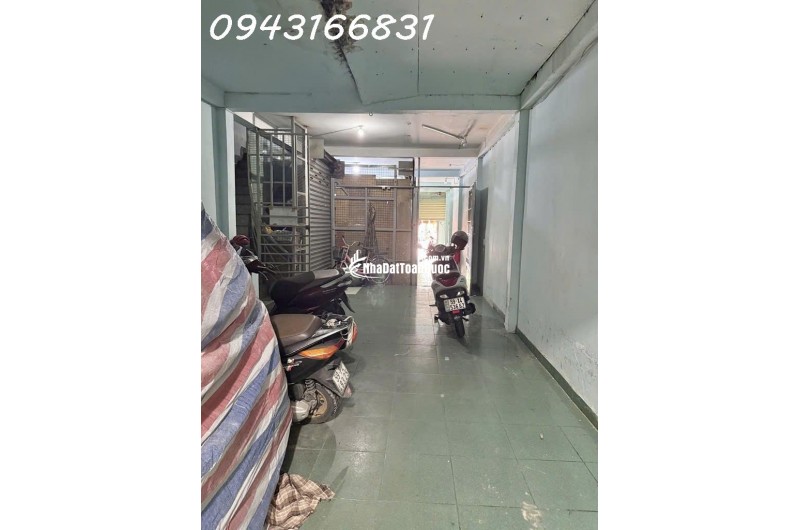 Bán nhà mặt phố Lạc Long Quân, Tân Bình: 140m2, 4 tầng, 6PN, vị trí vàng kinh doanh, sổ hồng chính chủ, giá chỉ 25 tỷ!